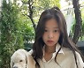 블랙핑크 제니, 반려견 카이와 깔맞춤 패션..옅은 메이크업 속 빛나는 젠득이