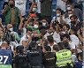 '관중석 돌진 세리머니' 비니시우스, 득점 후 팬들과 호흡