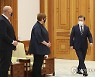 호주 외교·국방장관과 인사하는 문 대통령