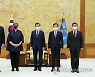 한-호주 외교·국방장관과 기념사진 촬영하는 문 대통령