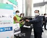 [포토] 외국인 근로자에 외투 기부하는 이성희 농협회장