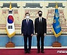 BTS RM과 기념촬영하는 문대통령