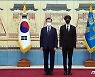 BTS 진과 기념촬영하는 문재인 대통령