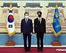 BTS 정국과 기념촬영하는 문대통령
