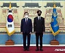 미래·문화 특사 BTS 뷔와 기념촬영하는 문대통령