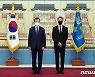 BTS 제이홉과 기념촬영하는 문대통령