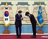 BTS 지민 향해 박수 보내는 문대통령