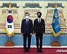 BTS 지민과 기념촬영하는 문재인 대통령