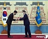 RM에게 외교여권 전하는 문대통령