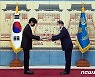 BTS 뷔에게 미래·문화 특사 임명장 전하는 문대통령