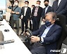 무인저속특장차 체험하는 권칠승 장관