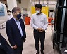무인 자율주행 특장차 설명 듣는 권칠승 장관