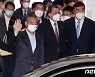 왕이 中 외교부장 방한 '취재진 향해 손 흔들며'