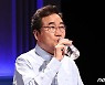 이낙연 '목 좀 축이고'