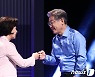 인사 나누는 이재명-추미애