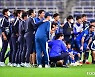 [포토] '승리엔 기념사진이지' 승리 후 단체사진 찍는 울산 선수단
