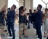 "연인 제니퍼 로페즈 보호"..'셀카' 찍으려는 팬 막아선 벤 애플렉