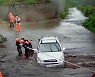 제주 태풍 피해, 불어난 물에 고립된 차량