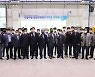 기념촬영하는 권칠승 장관