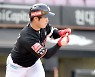 KT, 두산 7연승 저지하고 선두 질주..삼성, 최초 3G 연속 무승부(종합)