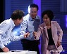 토론 앞서 인사하는 후보들