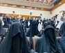 아프간서 온몸 가린 여성들, '탈레반 지지' 시위