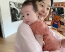 '검사♥' 한지혜, 쏙 빼닮은 딸 안고 귀요미 셀카 "엄마랑 붕어빵"