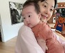 "엄마 판박이!" 한지혜 붕어빵 딸, 벌써 랜선 이모 몰고 다니는 방갑이 [Oh!쎈 이슈]