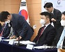 인사하는 이상갑 법무부 법무실장