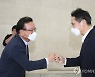 청년교육 현장서 이재용 부회장 만나는 김부겸 총리