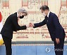 BTS 슈가와 주먹인사 하는 문재인 대통령