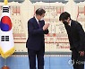 BTS 뷔와 인사하는 문 대통령