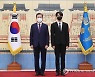 BTS 정국과 기념사진 촬영하는 문 대통령
