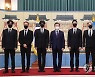 BTS와 기념사진 촬영하는 문 대통령
