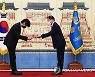 대통령 특별사절 임명장 받는 BTS 뷔