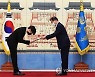 대통령 특별사절 임명장 받는 BTS 정국