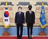 BTS 진과 기념사진 촬영하는 문 대통령
