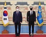 BTS 슈가와 기념사진 촬영하는 문 대통령