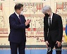 BTS 슈가와 인사하는 문 대통령