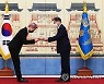 대통령 특별사절 임명장 받는 BTS 제이홉