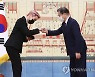 BTS 제이홉과 주먹인사 하는 문재인 대통령