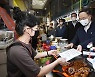 시장 상인에 응원 메시지 전달하는 홍남기 부총리