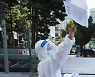 [포토]시청 앞에 뿌려지는 간호사들의 사직서