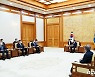 문재인 대통령 예방하는 왕이 중국 외교부장