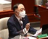 홍남기, 선별지원 행정력 낭비 비판에 "하위계층 더 두텁게"