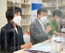 자립준비 청년들과 간담회하는 권덕철 장관