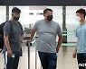 대화 나누는 남자 양궁 대표팀 선수들