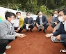 폐유리병 등 재활용한 '고감성 흙' 200여톤 산책로에 시공