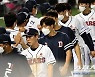 [잠실승장]김태형 감독 "중심타자 박건우 김재환 필요할 때 쳐줬다"