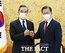 文대통령, 中 왕이 접견.."전략적 협력 동반자 관계 발전 기대"